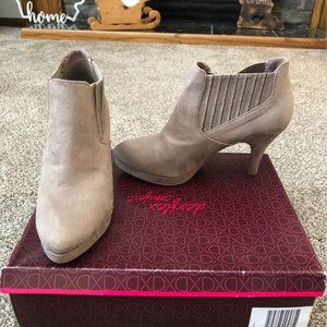 Taupe heeled bootie shoe- Size 7.5